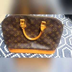 Authentic Louis Vuitton Alma, VI0957